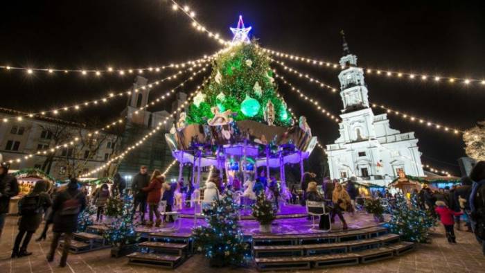 Istorinės aplinkybės liudija, kad Kaunas yra vienintelis šalies miestas, galintis save vadinti tikrąja Kalėdų sostine. Sąsajos tarp Kalėdų senelio ir Kauno miesto – daugiau nei akivaizdžios ir neginčijamos. O tai pagrindžia ir socialinių tinklų vartotojų sumanymą šventinius miesto įvykius šiemet žymėti grotažyme #KaleduSostine.