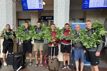 Uczniowscy mistrzowie Europy w koszykówce na Litwie są witani dębowymi wieńcami