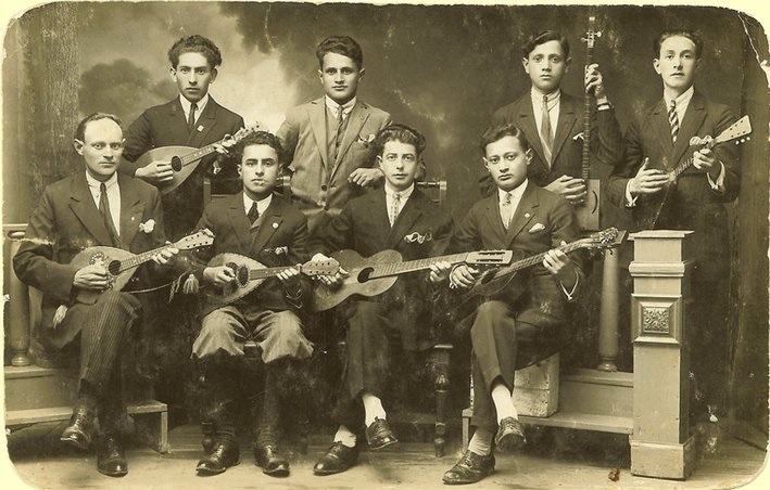 Nuotraukoje "Stahlhammer Klezmer" ansamblįs įkurtas 1910 m. Lenkijoje ir aktyviai koncertavusį iki liūdnų 1939 m.