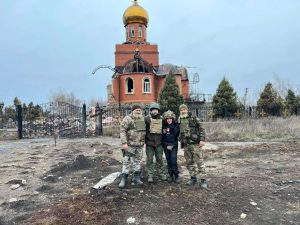 Žmonės stovintys karo zonoje ukrainoje