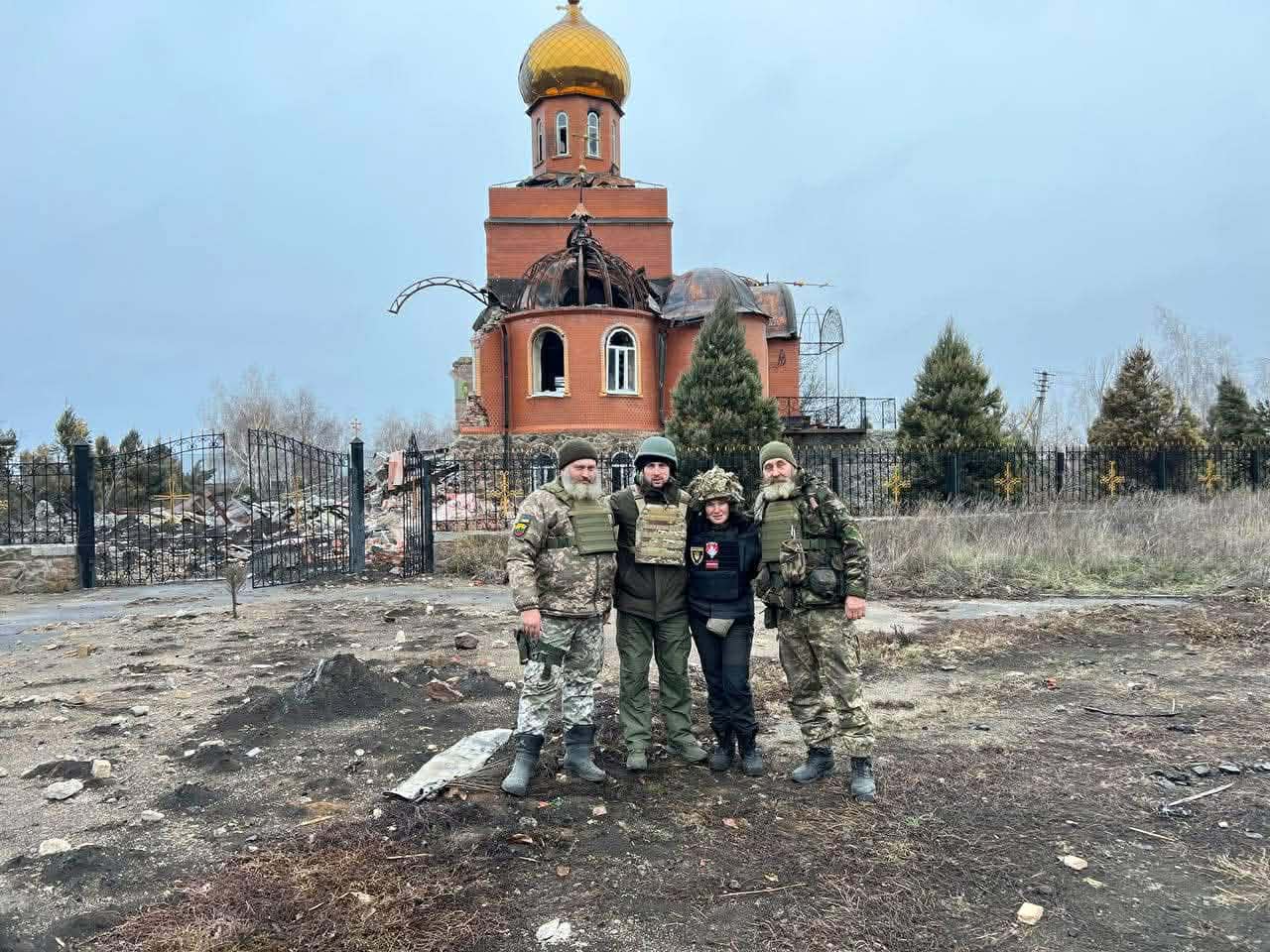 Žmonės stovintys karo zonoje ukrainoje