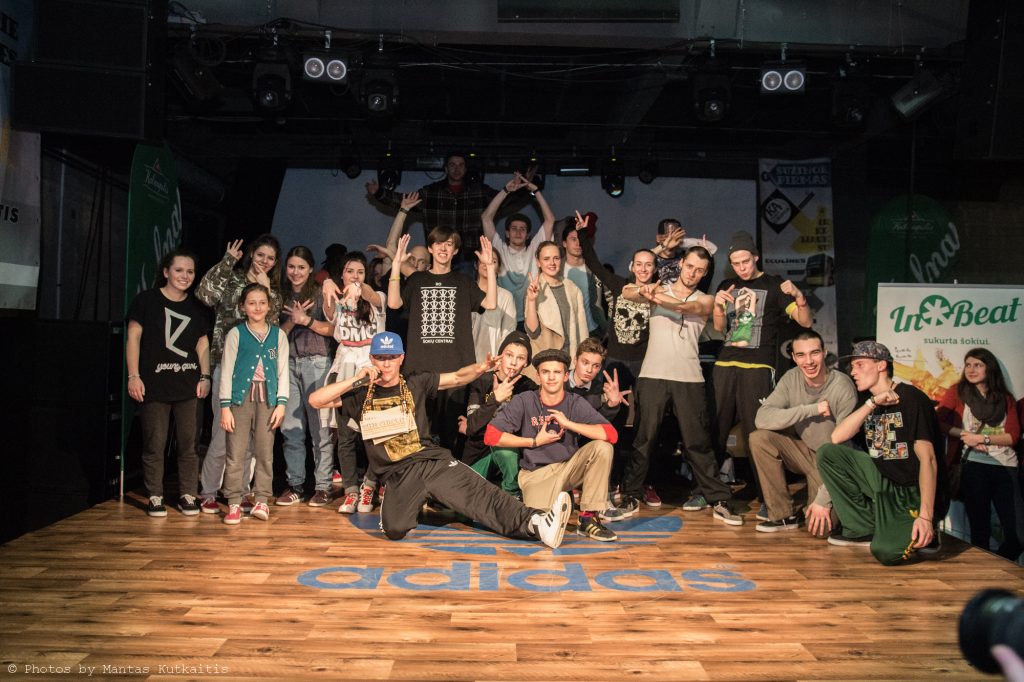 Šokėjai sustoję pozuoja po renginio