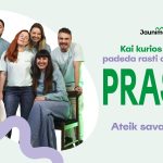 Jaunimo linijos savanoriai stovintys greta