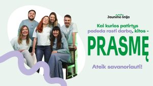 Jaunimo linijos savanoriai stovintys greta