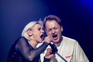 Du dainuojantys žmonės