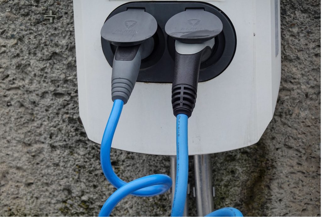 Elektromobilio įkrovimo stotelė prie namo