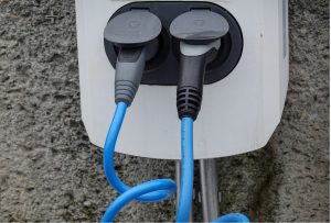 Elektromobilio įkrovimo stotelė prie namo
