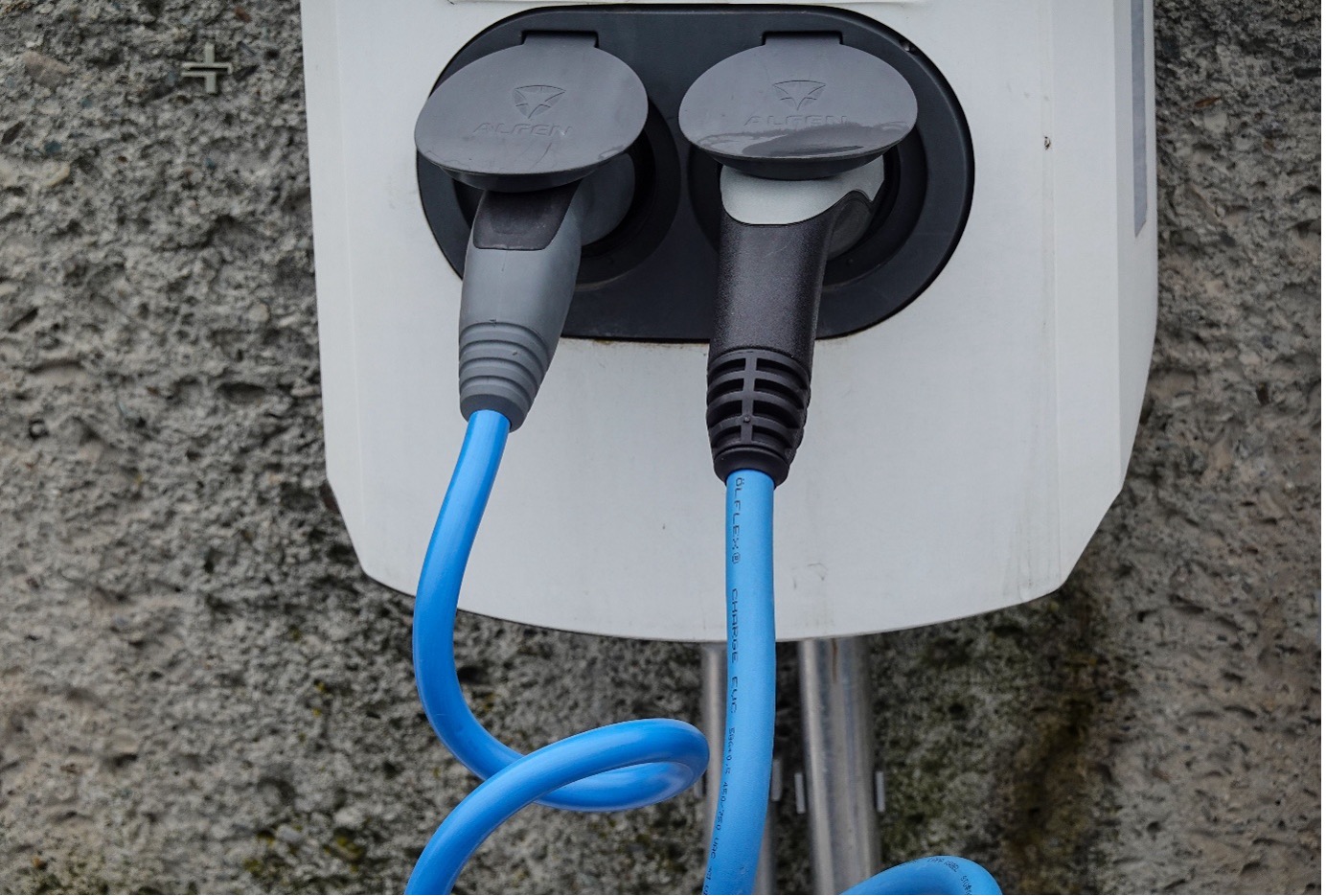 Elektromobilio įkrovimo stotelė prie namo