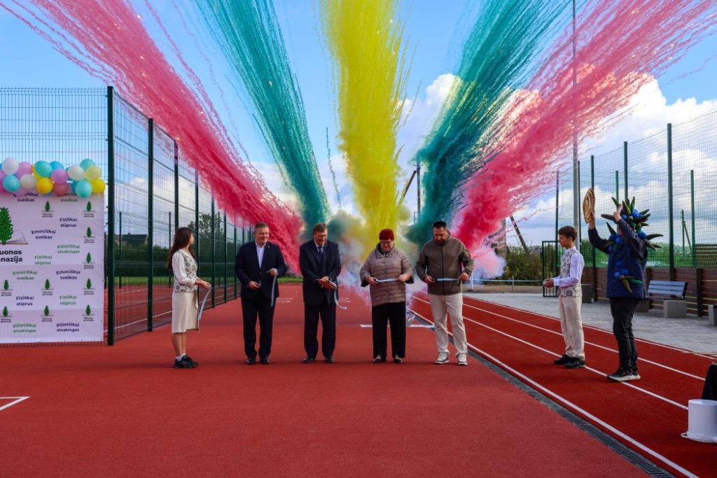 Piliuonos gimnazijoje iškilmingai atidarytas stadionas
