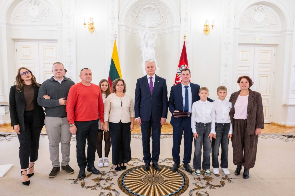 Prezidentas įteikė apdovanojimus