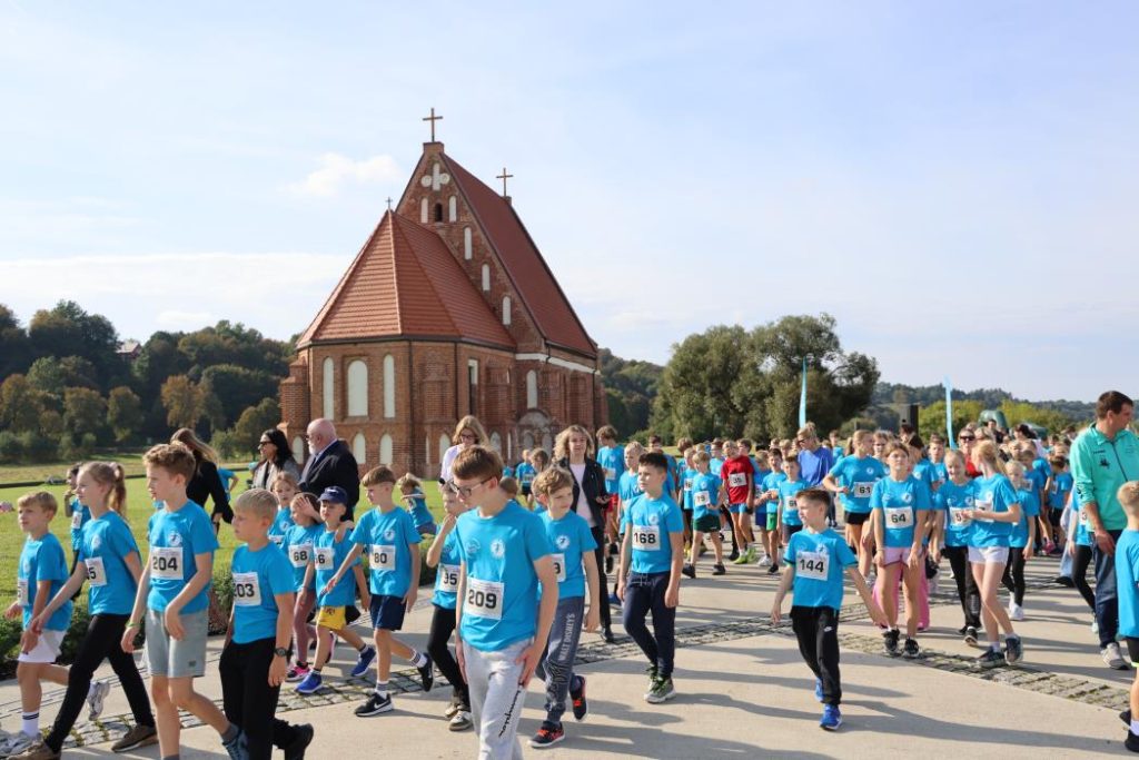 Bėgimo tradicija tęsiasi – Zapyškyje susirinko beveik 400 jaunųjų sportininkų