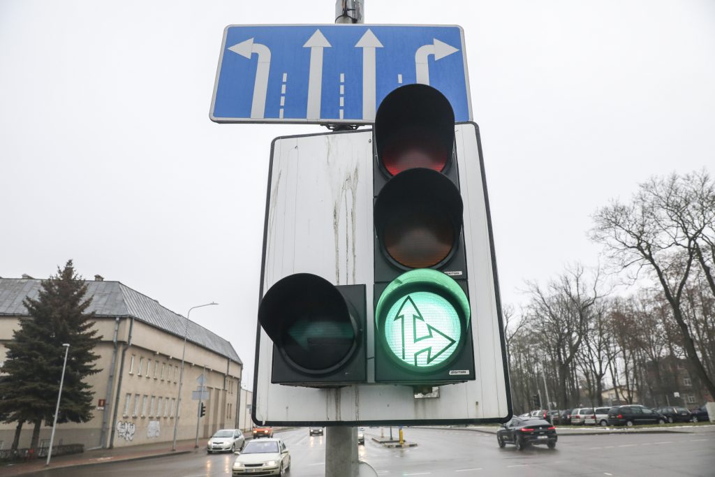 Šviesoforai nuo lapkričio veiks kitaip: draudimo ekspertas įvardija, kas prie sankryžų pakiša koją vairuotojams