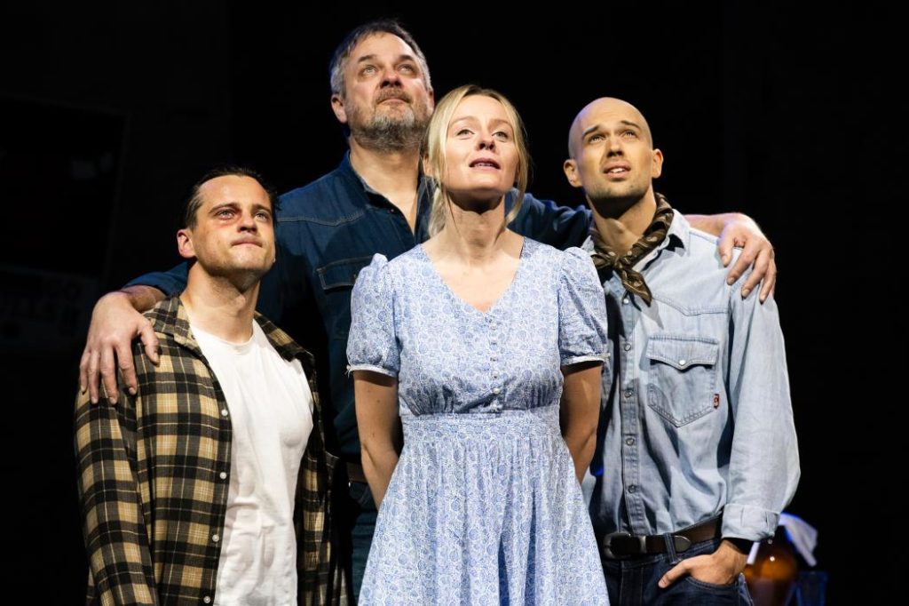 Raudondvaryje – Nacionalinio Kauno dramos teatro premjera: profesionalusis menas arčiau gyventojų